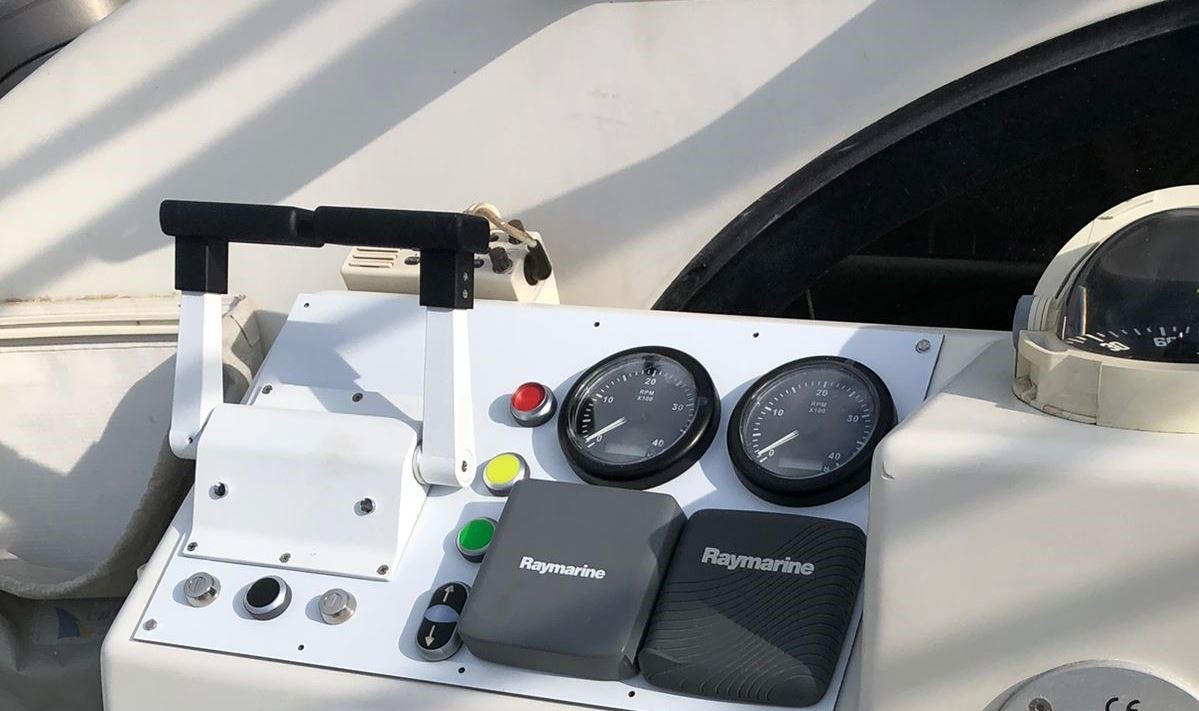 umfangreiches Zubehörprogramm für elektrische Bootsantriebe, Fahrhebel, Motorcontroller, Installationszubehör und Kabelsätze