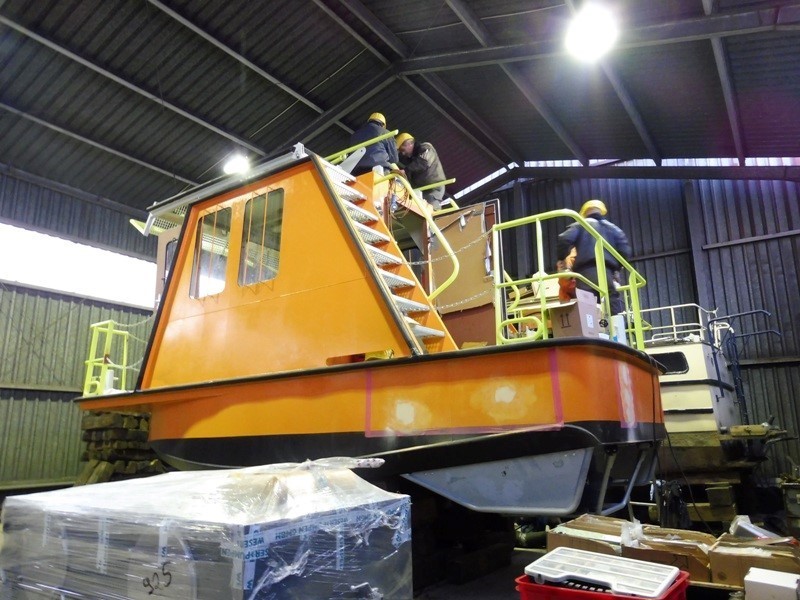 Fluchtboot in der Werfthalle